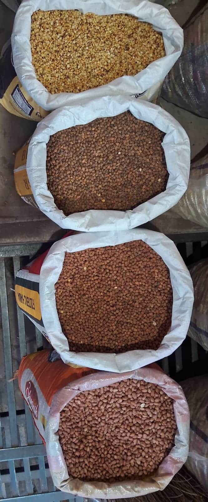 करारी में दुकानों में बेचने के लिए रखी दालें-संवाद