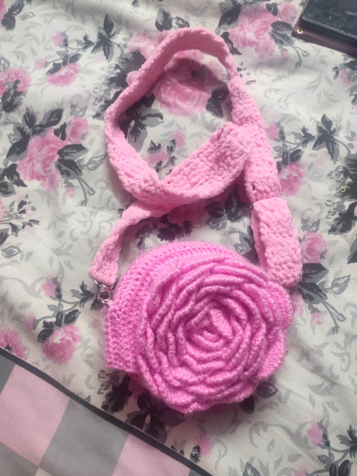 क्रोशिये से तैयार किया गया पर्स । संवाद