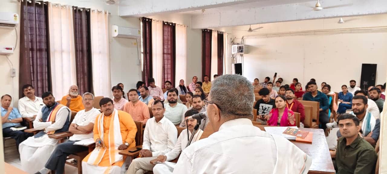 कार्यक्रम में हनुमान जी के आदर्शों पर विचार रखते विद्वान