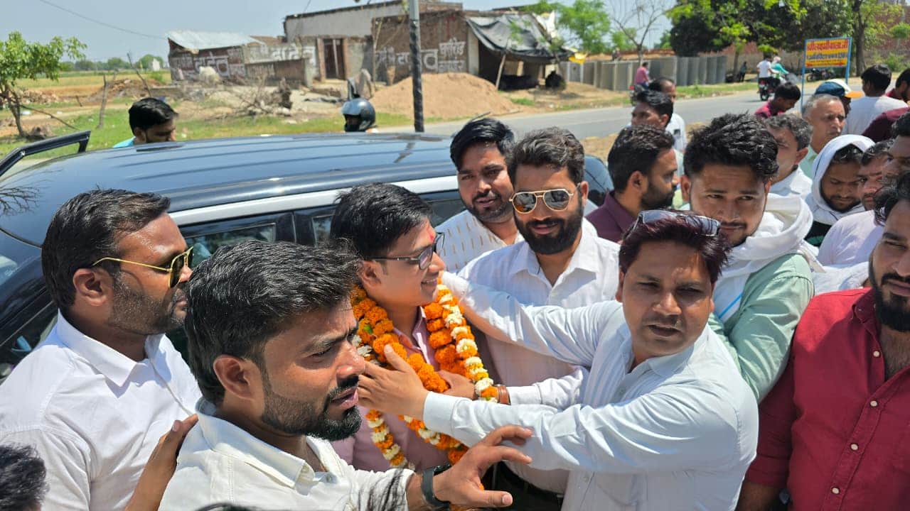 कस्बा मिरहची में अभिषेक का स्वागत करते ब्लॉक प्रमुख रवी वर्मा व अन्य। संवाद