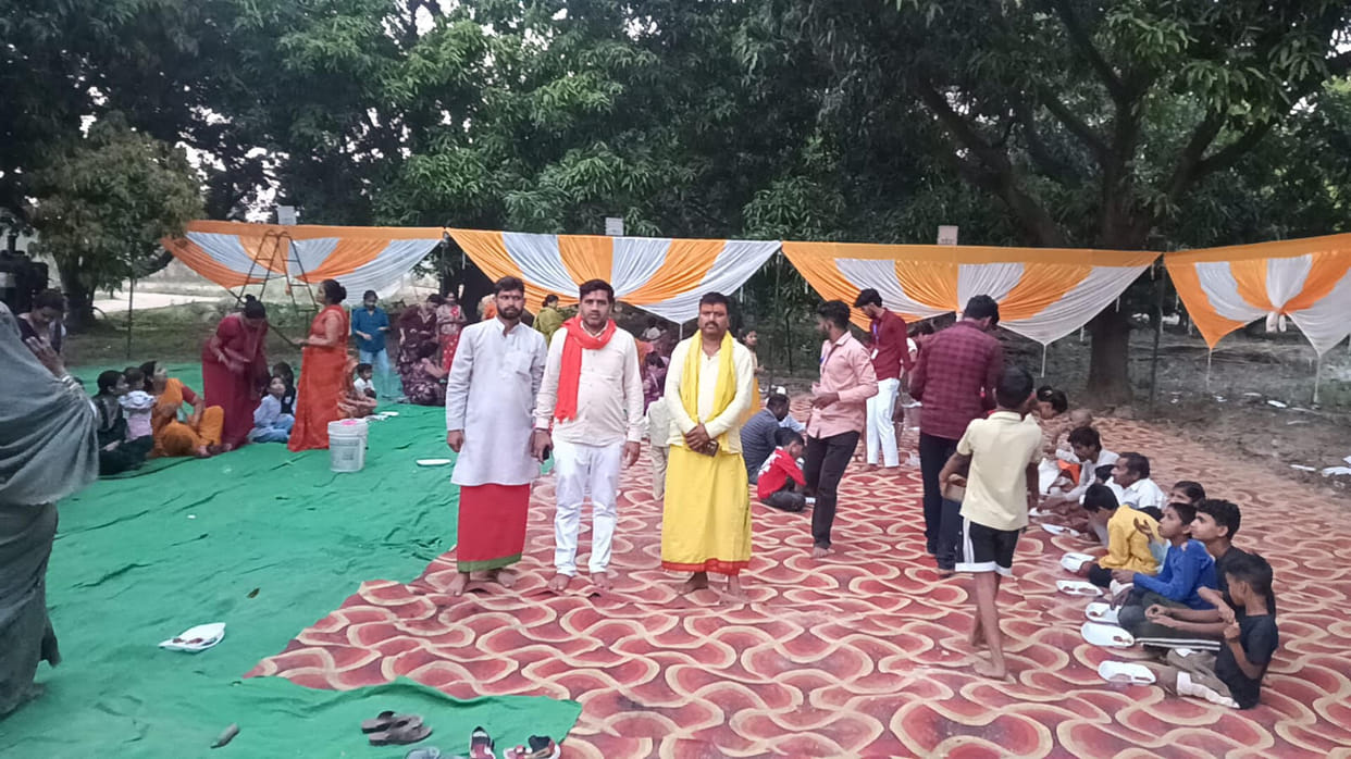 Devotees received Prasad in the Bhandara