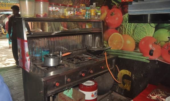 कोठी गेट स्थित पीपीसी में गैस सिलिंडर न मिलने के कारण बंद पड़ी प्रेरणा केंटीन। संवाद