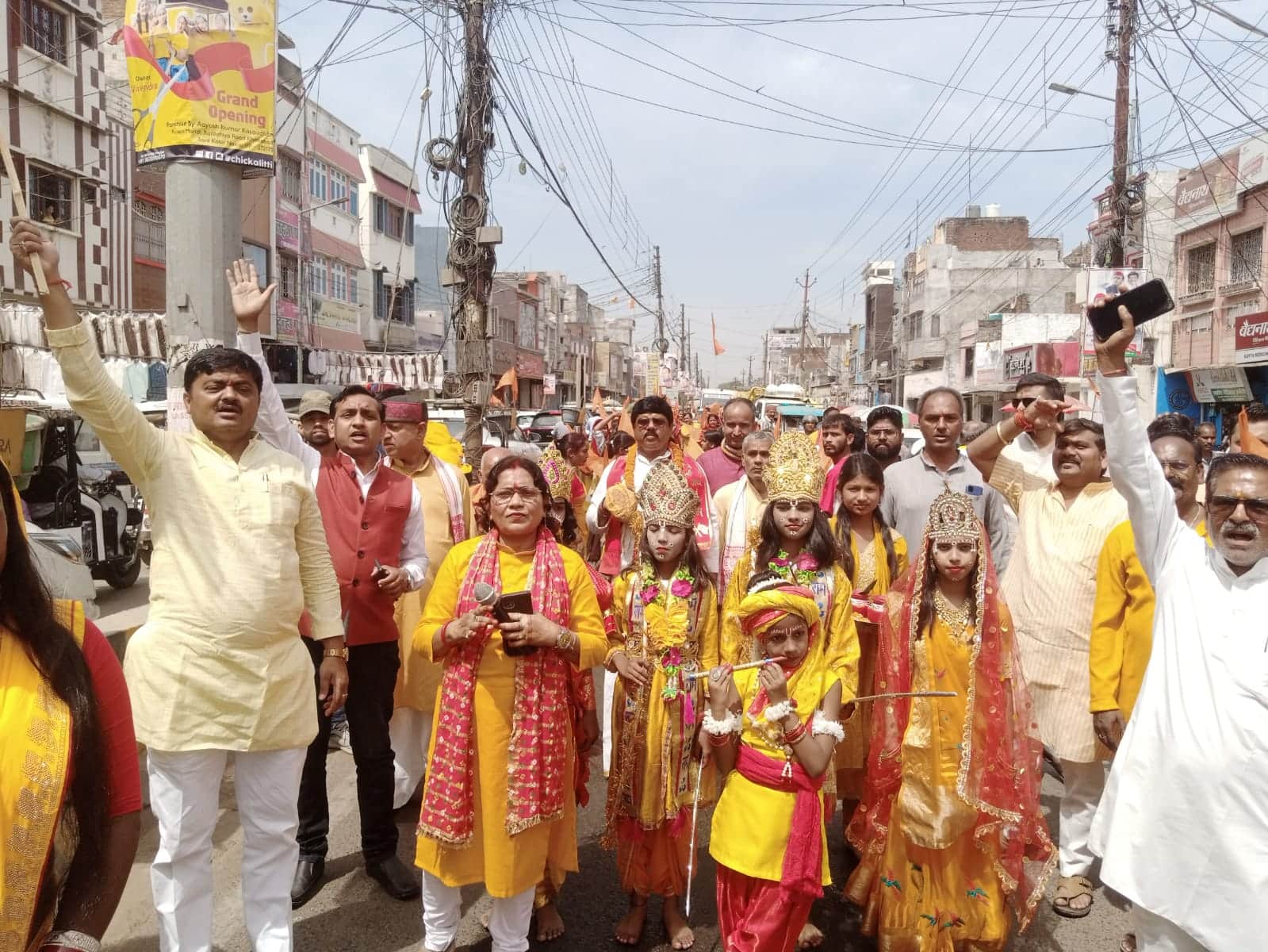 खलीलाबाद में निकाली गई कलश यात्रा में शामिल लोग। संवाद