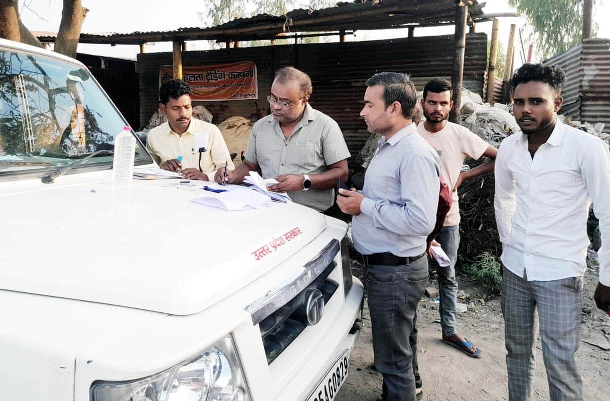 खुटार में कबाड़ की दुकान का सत्यापन करते जीएसटी अधिकारी। संवाद