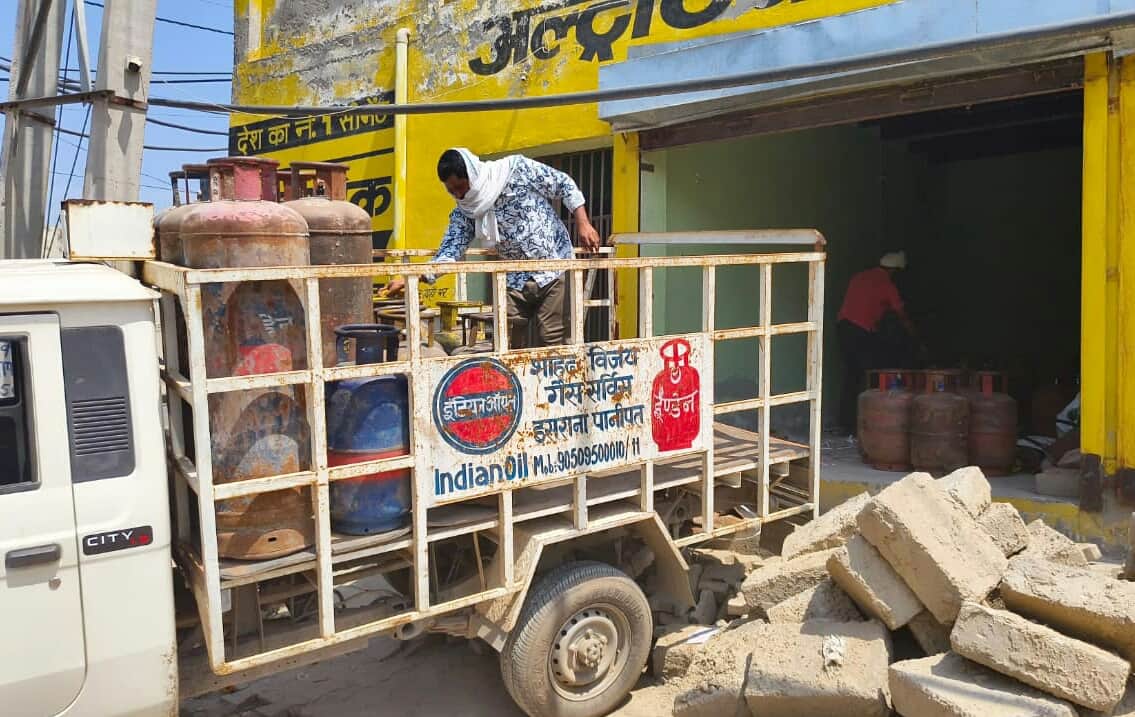 खाद्य एवं आपूर्ति विभाग व पुलिस टीम द्वारा बरामद गैस सिलिंडर को गाड़ी में रखवाते हुए। संवाद