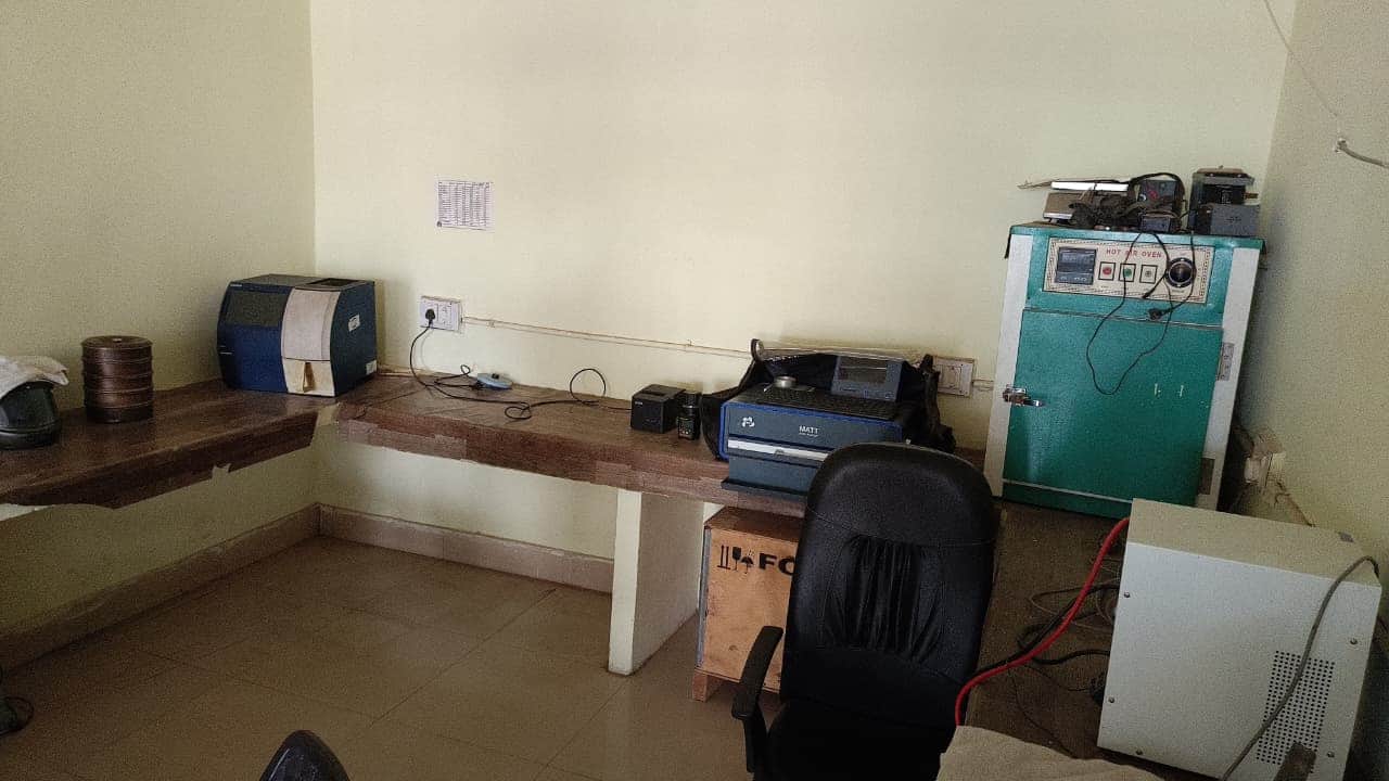 लैब में बंद रखी मशीनें। 