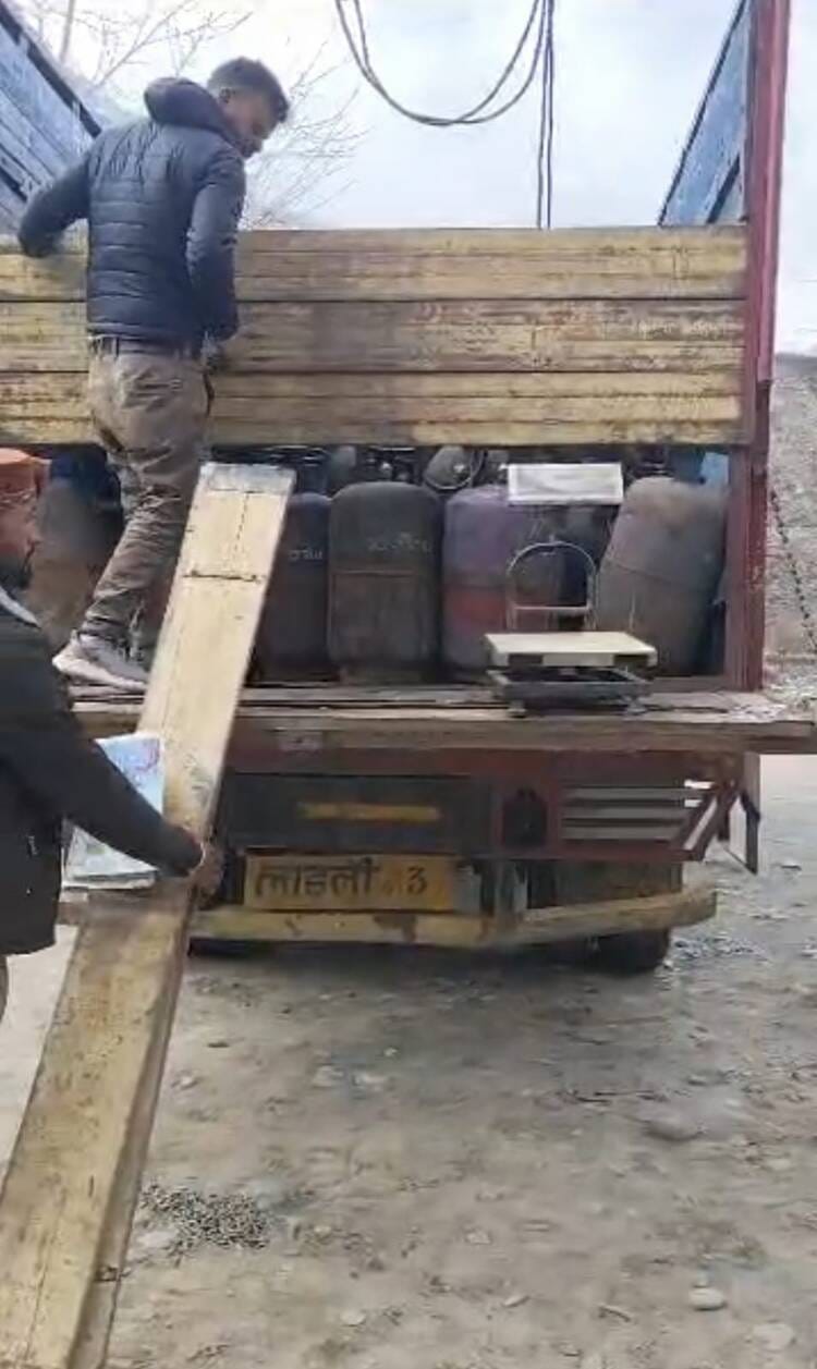 Truck carrying commercial cylinders reaches Lahaul