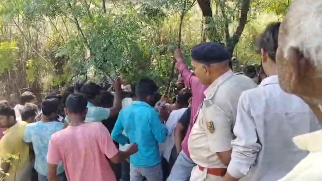 मौके पर मौजूद लोग