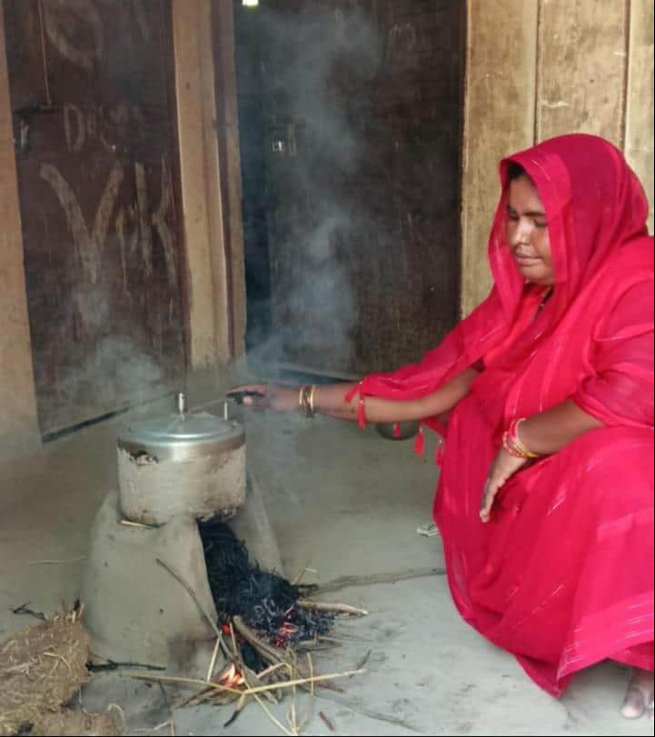 लालगंज में सामुदायिक स्वास्थ्य केंद्र में चूल्हे  पर भोजन बनाती आशा कार्यकत्री ऊषा देवी, स्रोत 
