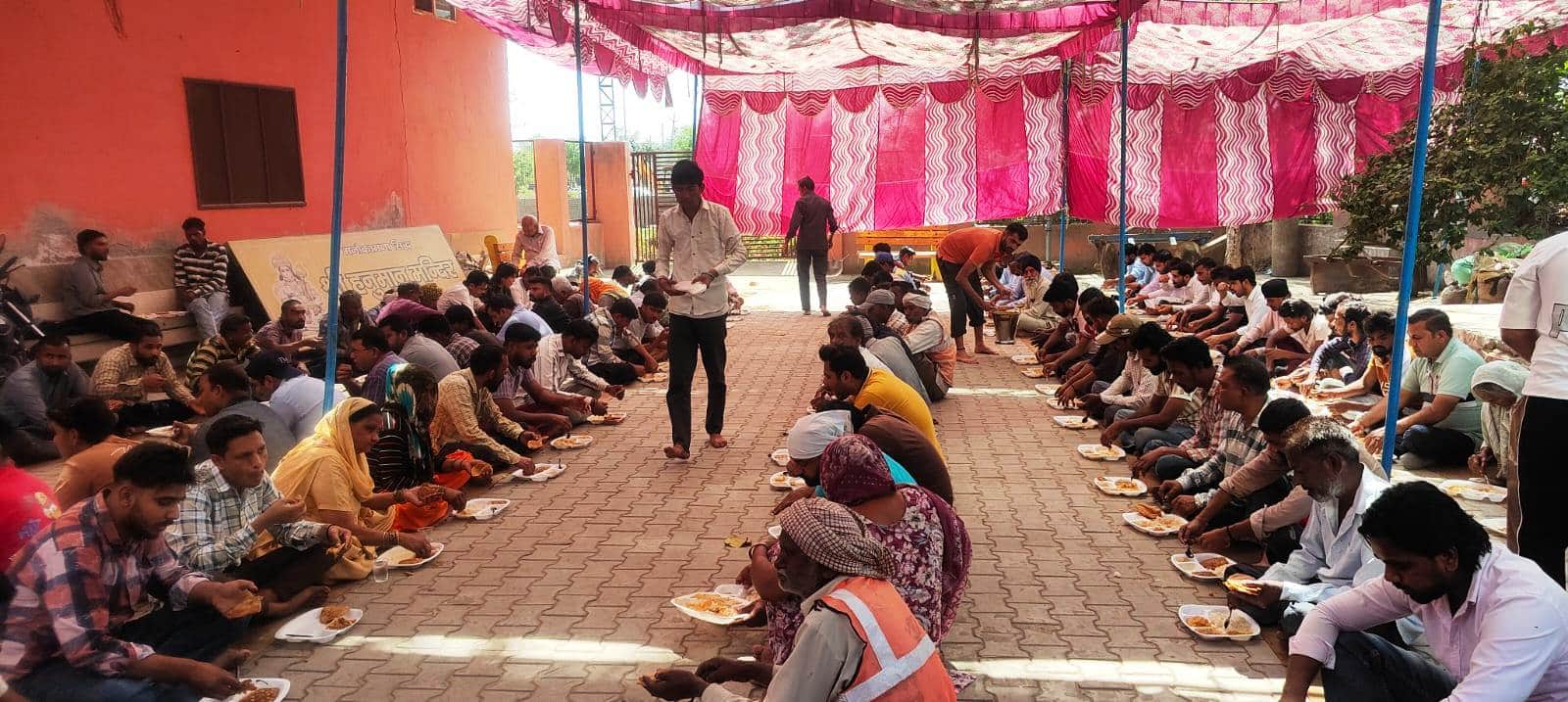 मोहडा स्थित मनोकामना सिद्ध श्री हनुमान मंदिर में भंडारा ग्रहण करते श्रद्धालु। प्रवक्ता