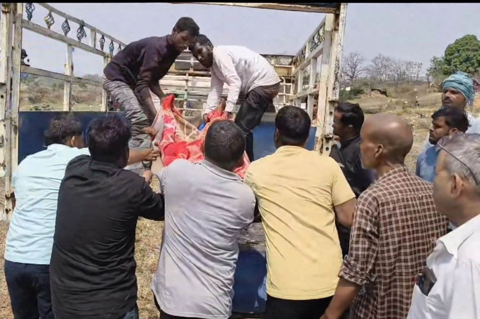 महिला के शव को पोस्टमार्टम के लिये ले जाते हुए