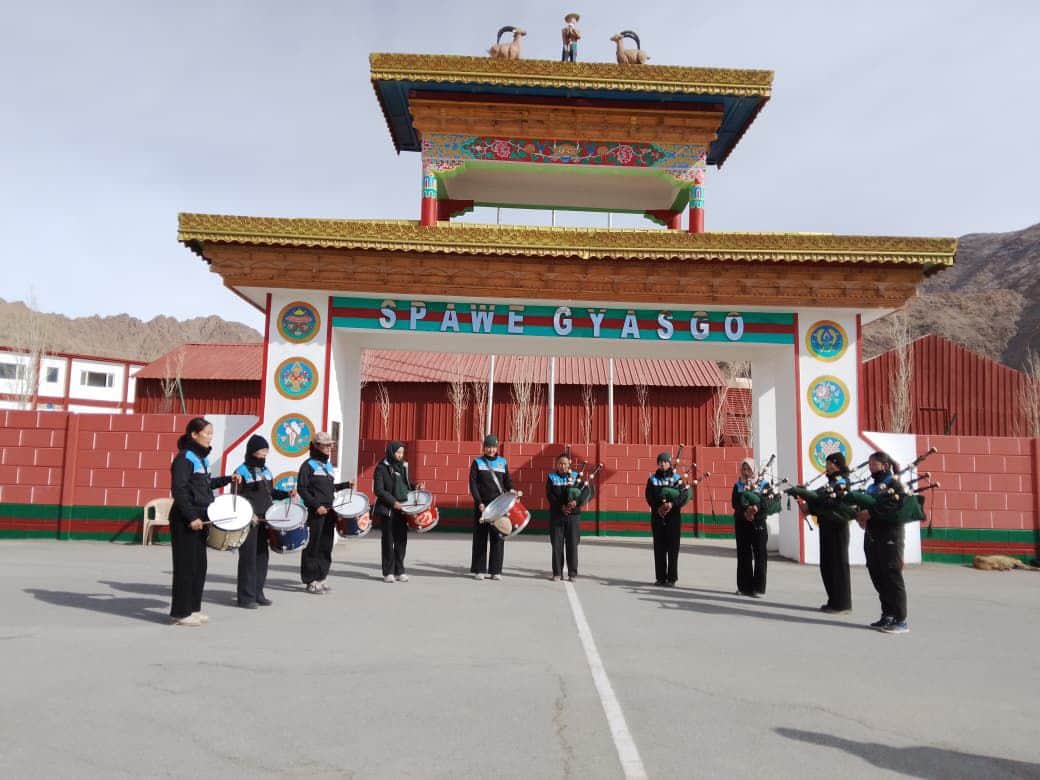 महिला पाइप बैंड द्वारा ड्रम और ब्यूगल बजाते हुए।स्रोत - सोशल मीडिया