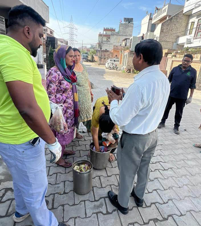 महिलाओं को जागरुक करते नगर निगम के अधिकारी। स्वयं