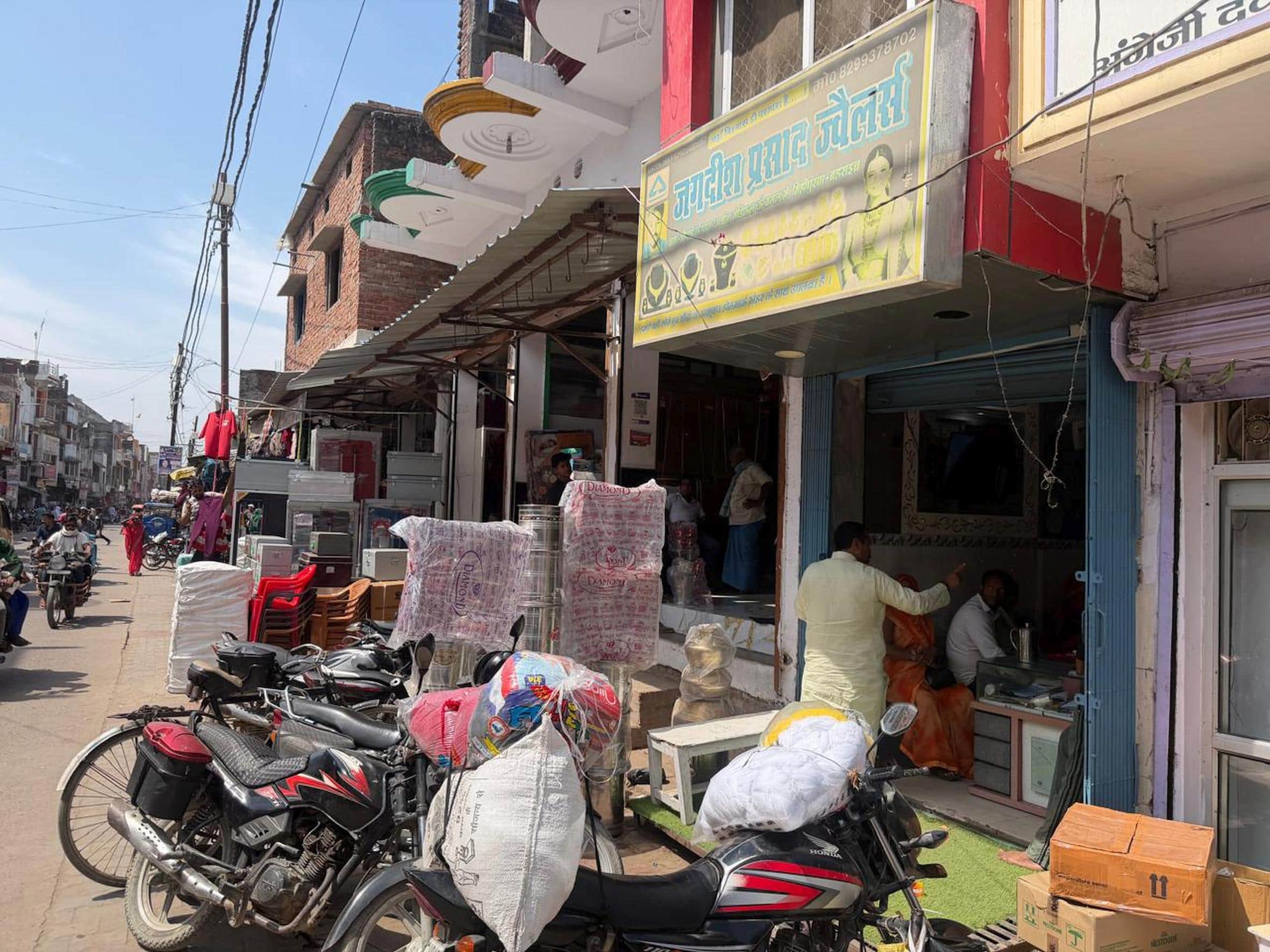  मिहींपुरवा में सराफा व्यापारी को धमकी मिलने के बाद खुली दुकान।     -संवाद