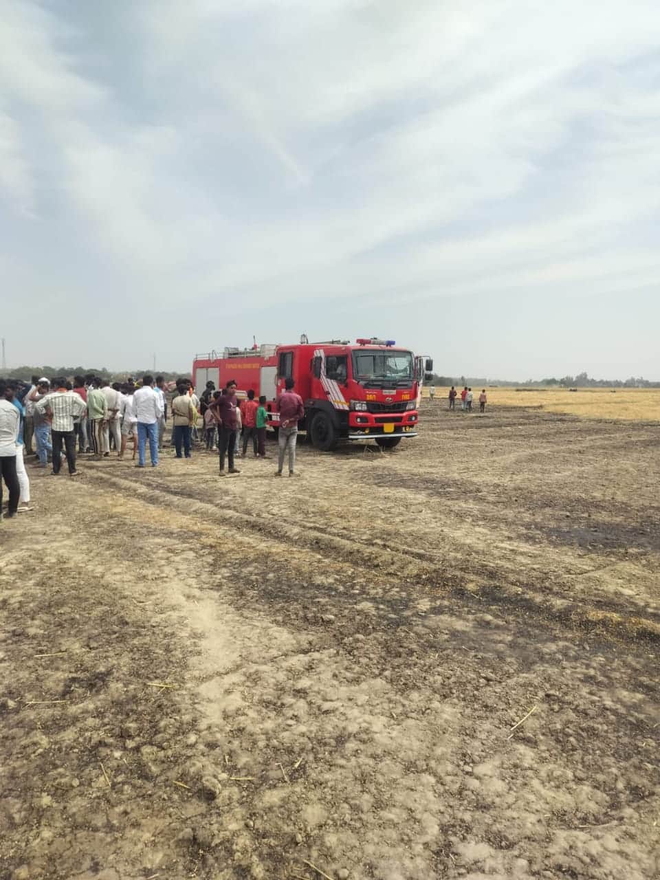 महदेवा दूबे में आग लगने के बाद जुटी भीड़। 