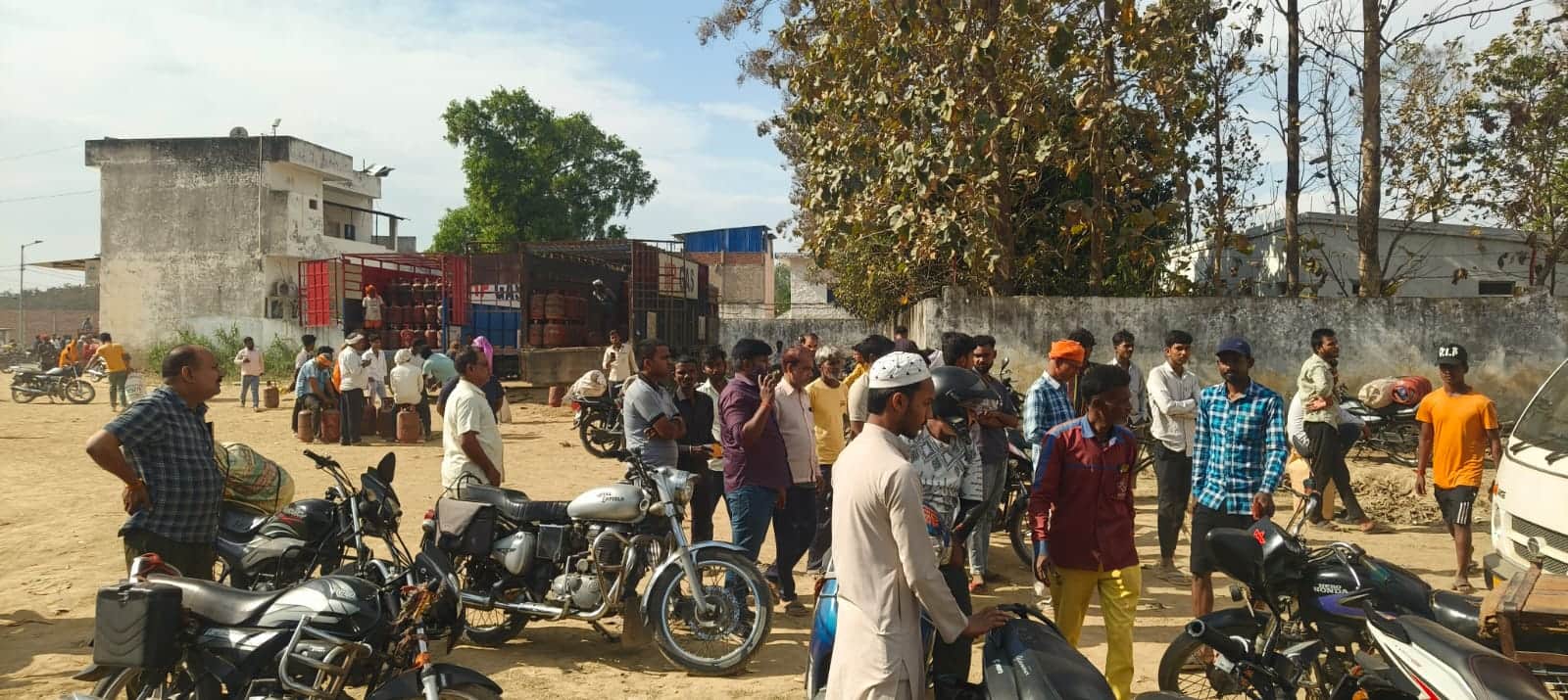 मेंहदावल में गैस के लिए जुटी भीड़। संवाद