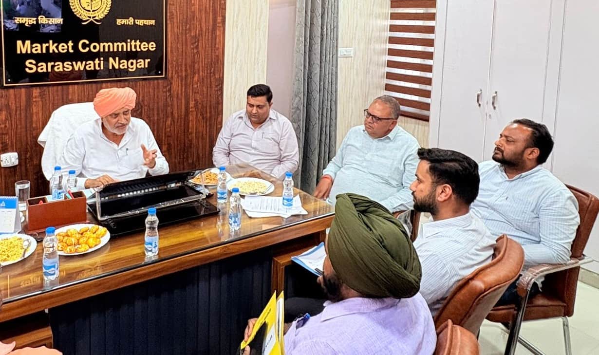 मार्केट कमेटी व खरीद एजेंसियों के अधिकारियों के साथ बैठक करते मंत्री श्याम सिंह राणा। डीआईपीआरओ