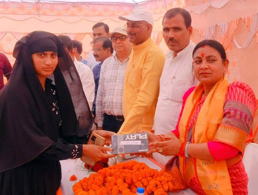 निगोही में आयोजित कार्यक्रम में महिला को उपहार देतीं विधायक सलोना कुशवाहा। स्रोत: जागरूक पाठक