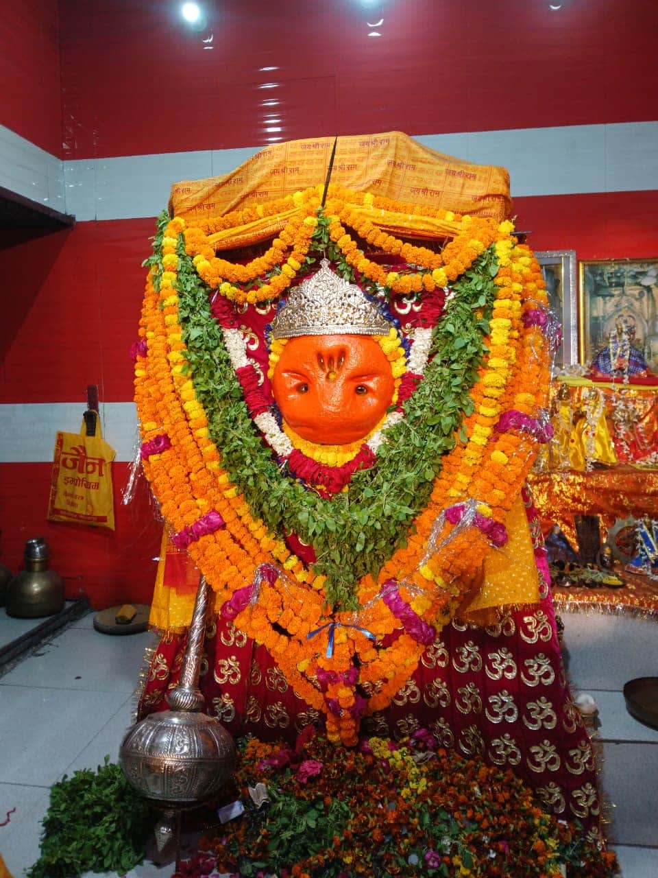 नगर के संकट मोटन मंदिर पर बजरंग बली का भव्य श्रृंगार फोटो संवाद