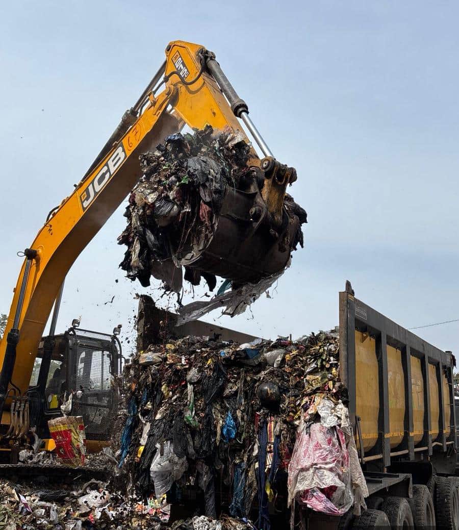 नगर पंचायत स्वर्गाश्रम जौंक के ट्रंचिंग ग्राउंड से उठाया जा रहा कूड़ा। स्रोत जागरूक पाठक।