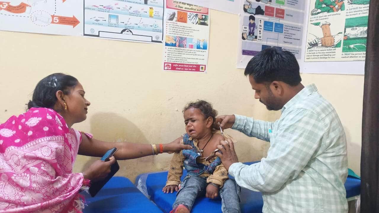 नौगढ़ सामुदायिक स्वास्थ्य केंद्र पर बच्चे को इंजेक्शन लगाते स्वास्थ्यकर्मी। स्रोत:-जागरूक पाठक