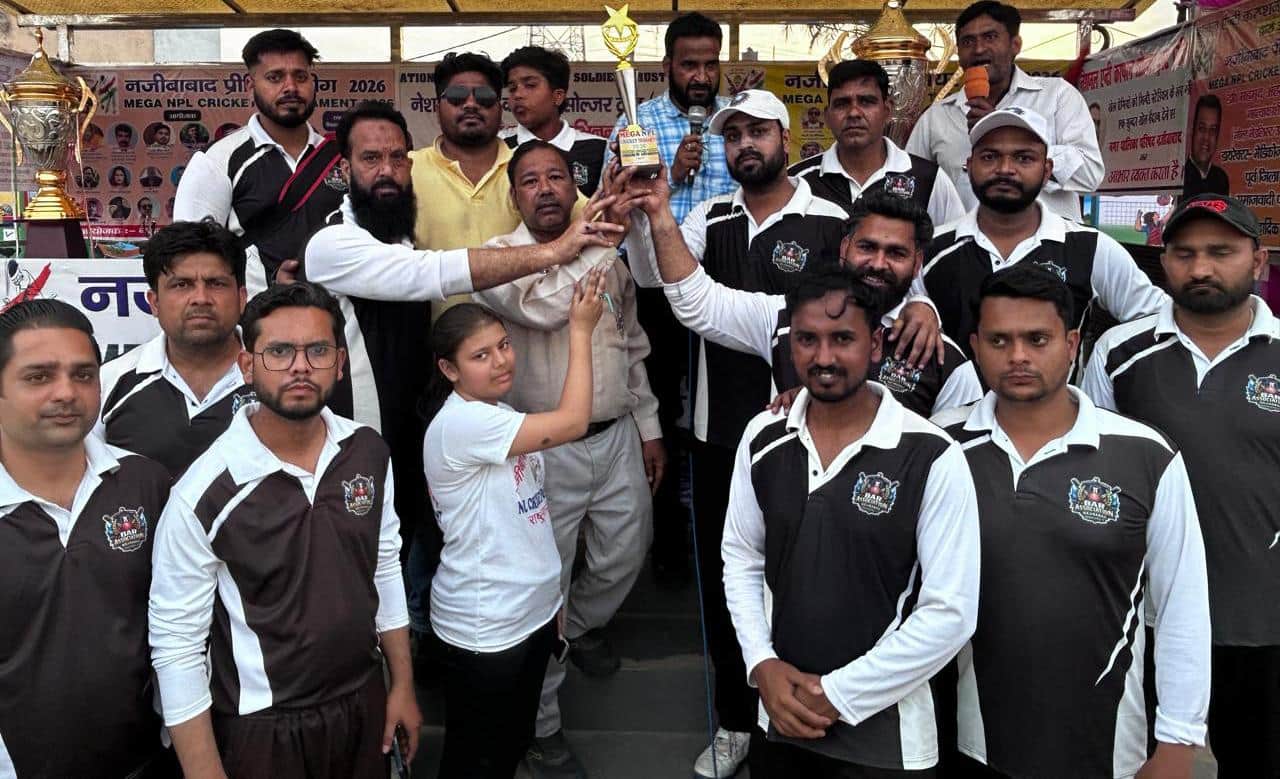 नजीबाबाद के एनपीएल टूर्नामेंट में मैन ऑफ द मैच को सम्मानित करते ट्रस्ट के अध्यक्ष। स्रोत आयोजक