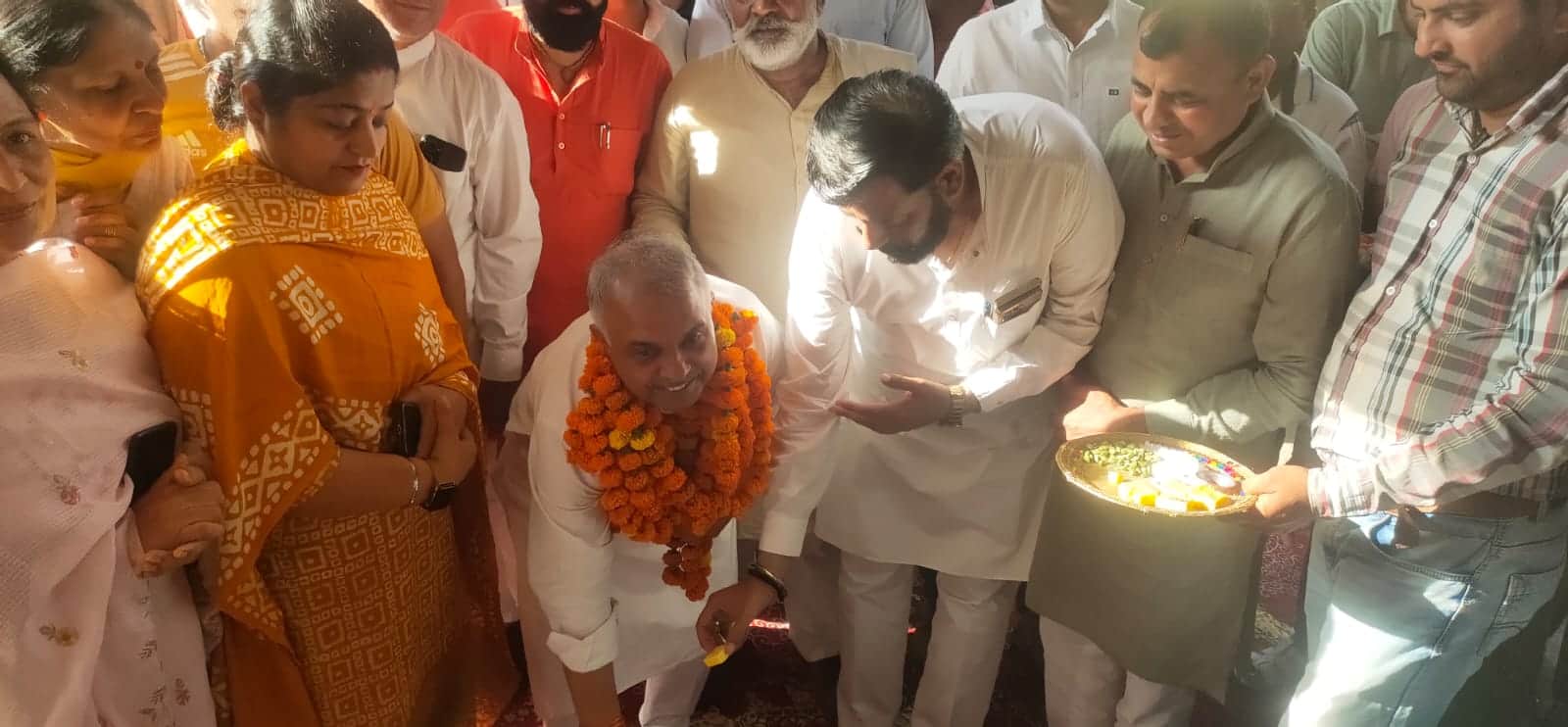 नीलोखेड़ी नारियल फोड़कर  अस्पताल का निर्माण कार्य शुुरु करवाते हुए विधायक भगवान दास कबीरपंथी। स