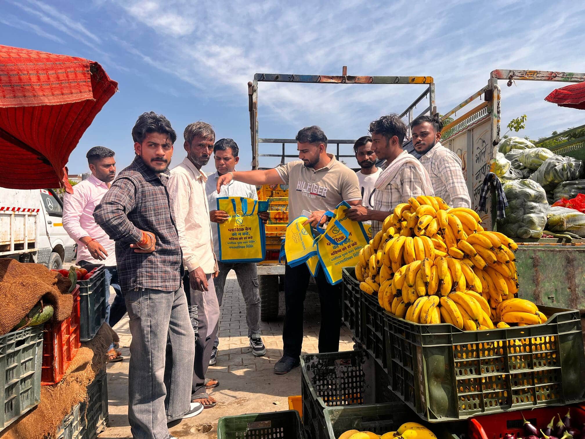  निसिंग में नगरपालिका मोटिवेटर निशांत राणा दुकानदारों को कपड़े का थैला वितरित करते हुए। संवाद