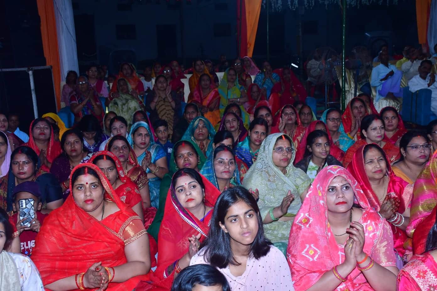 नेदुला में कथा सुनतीं महिलाएं। में कथा सुनतीं महिलाएं।