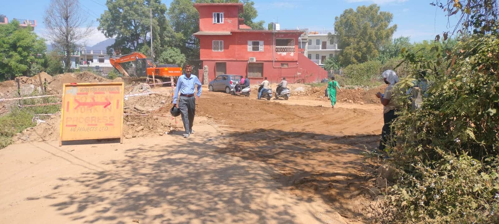 नादौन में अस्पताल मार्ग पर आवाजाही के लिए सड़क से हटाया जा रहा मलबा। स्रोत : जागरूक पाठक