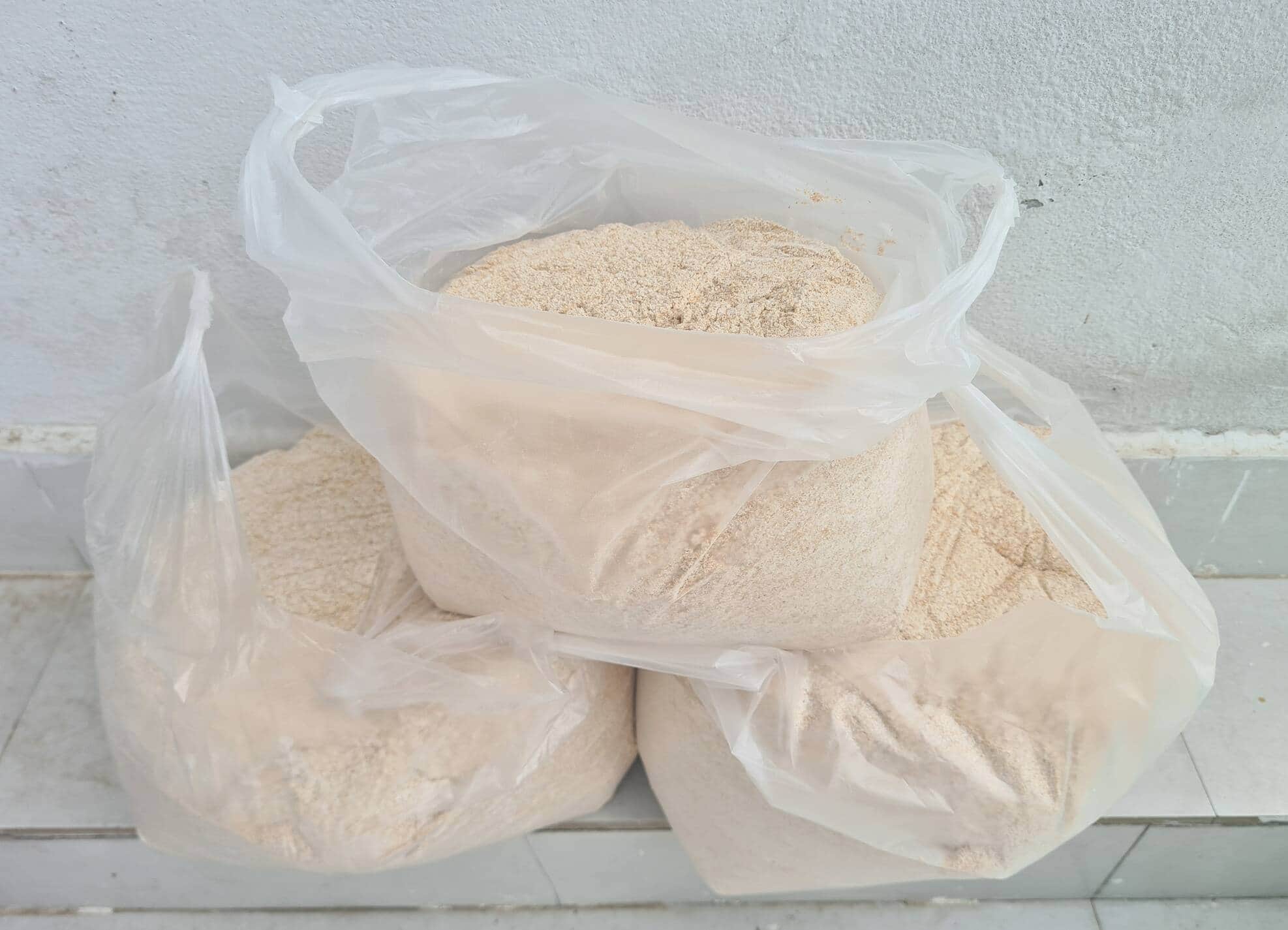 नादौन उपमंडल के तहत सस्ते राशन डिपो के डिपों में मिले आटे में से निकला बुरादा। स्रोत जागरूक पाठ