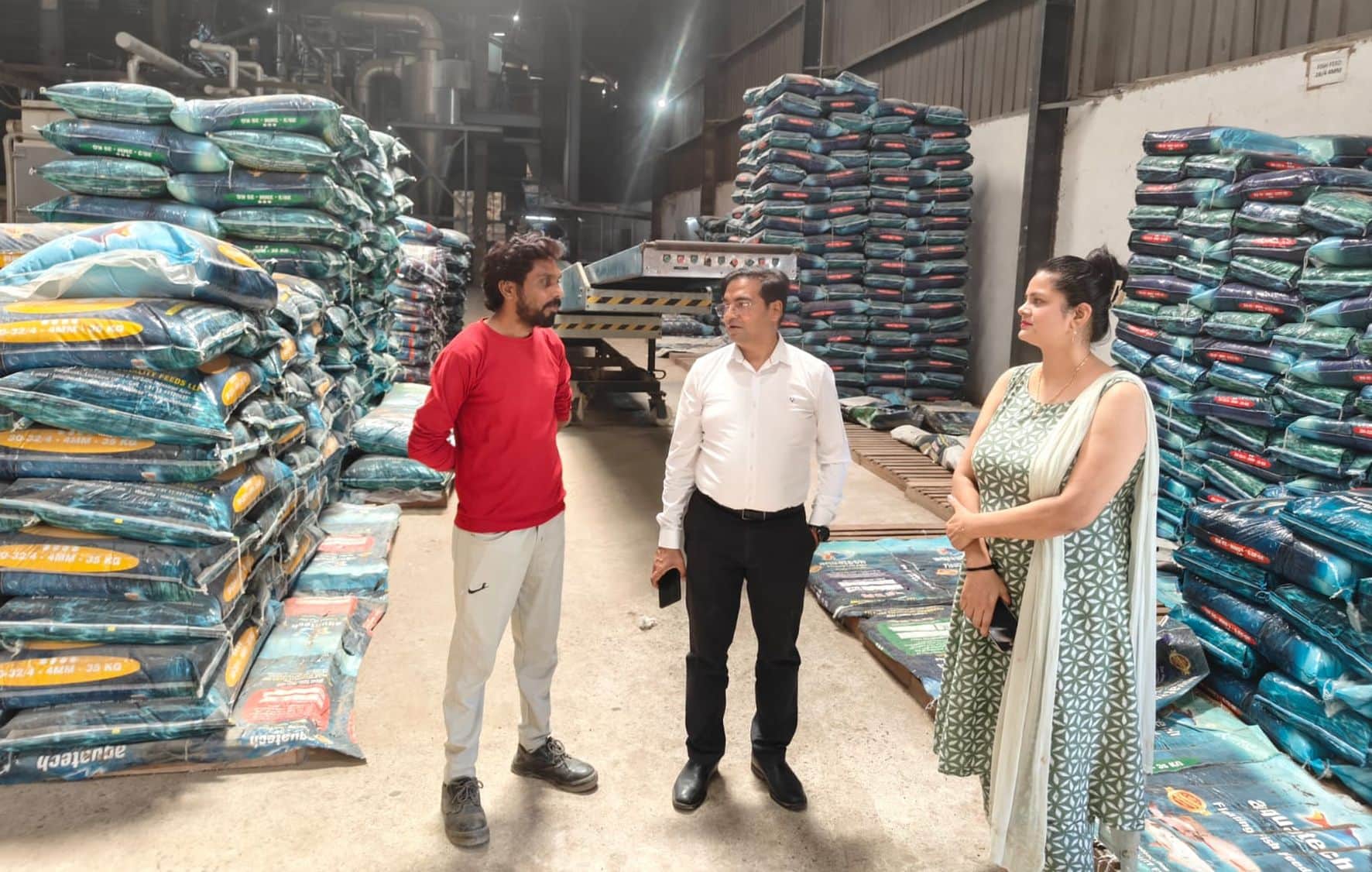 औद्योगिक इकाईयों में छापे डालकर यूरिया प्रयोग करने वाली औद्योगिक इकाईओं की जांच करते कृषि अ