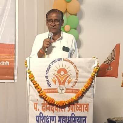 पं दीनदयाल उपाध्याय प्रशिक्षण महाभियान में बोलते नागेंद्र सिंह। स्रोत संगठन