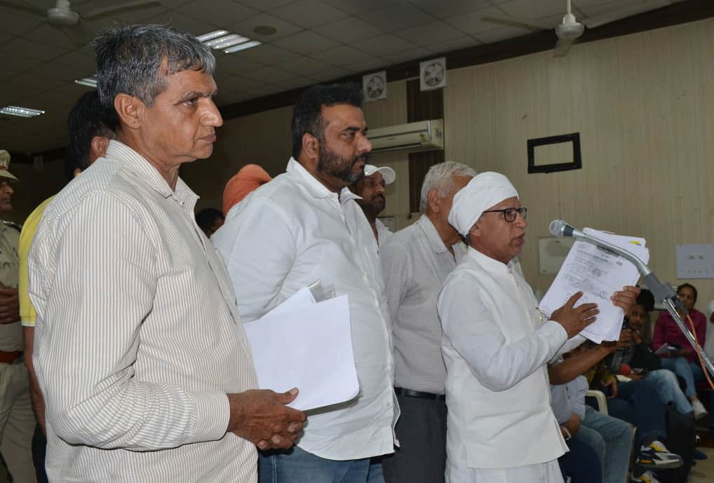 पंचायत भवन में आयोजित कष्ट निवारण समिति की बैठक में शिकायत रखते दोनो पक्ष। संवाद