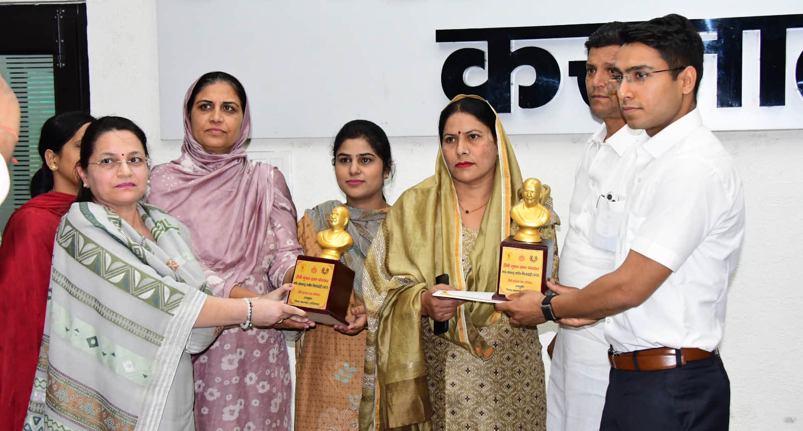 पंचायत प्रतिनिधि को सम्मानित करते एडीसी डॉ राहुल रईया। सूचना विभाग