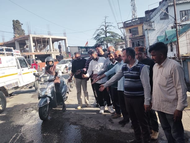 Toilet water flowing on the road in Palampur Nehru Chowk, increasing problems