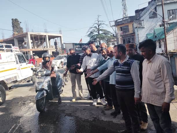 पालमपुर में गंदे पानी को लेकर  दुकानदारों में छाया आक्रोश स्त्रोत संवाद