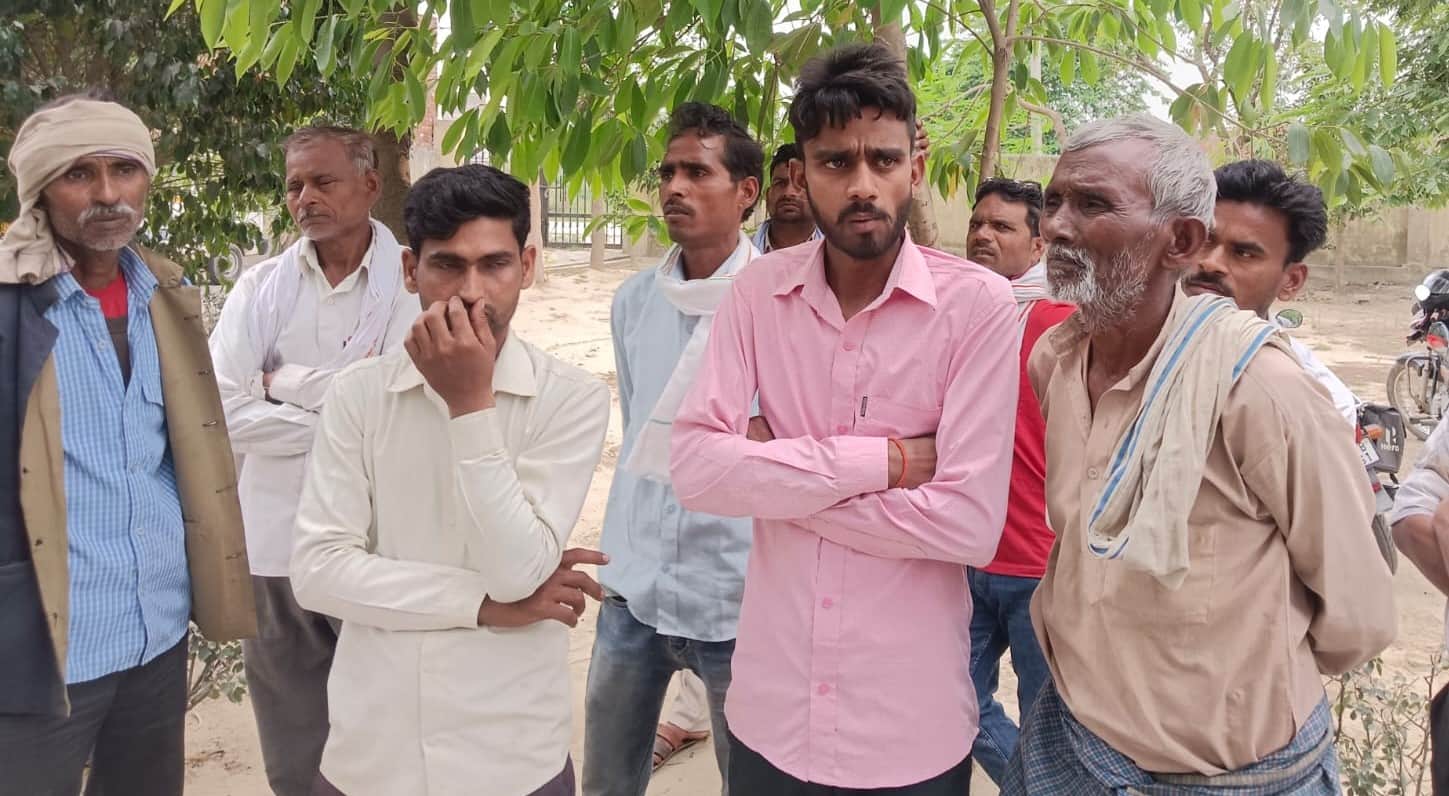 पोस्टमॉर्टम हाउस पर हादसे की जानकारी देते मृतक अमन के परिजन। संवाद