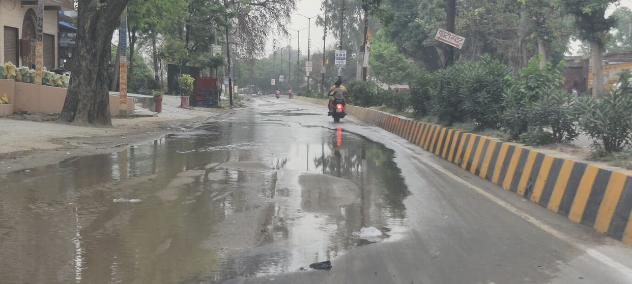 As soon as the day broke, lakhs of litres of water flowed on Nakka Kuan Road.