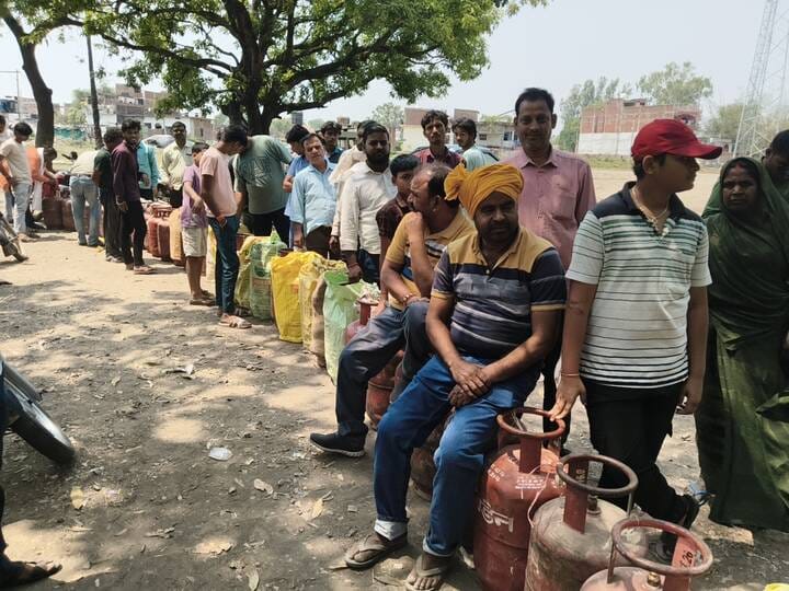 When the cylinder failed to arrive at their homes even eight days after booking, people went to the agency.