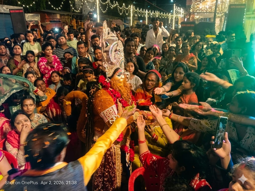 Hanuman Janmotsav Celebrated by Cutting a 101-Kilogram Cake; Devotees Swayed to the Rhythms of Bhajans.