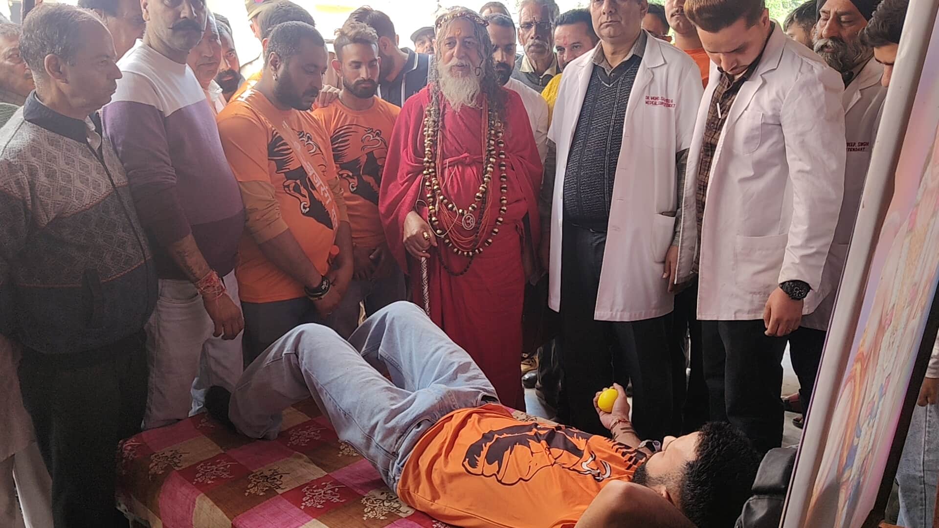 रक्तदान करते विहिप व बजरंग दल के कार्यकर्ता।