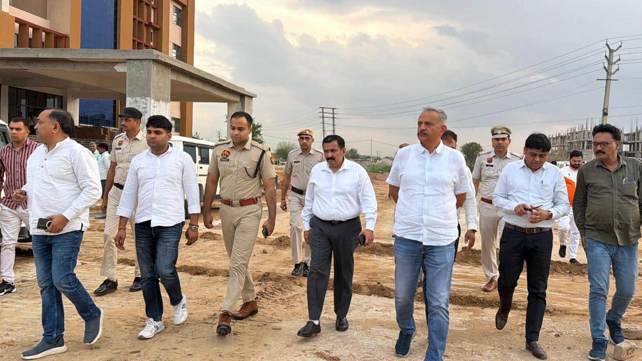 रैली को लेकर नव निर्मित लघु सचिवालय का दौरा करते विधायक सुनील व अधिकारी। 