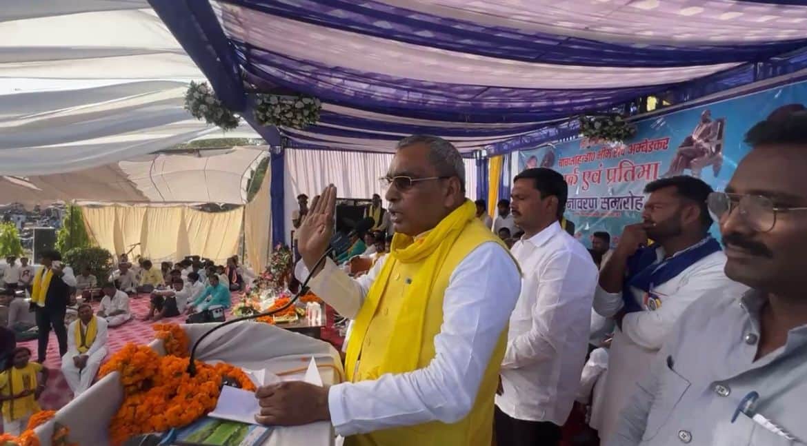 रानीपुर ब्लॉक के कसारी गांव में अंबेडकर पार्क और प्रतिमा के अनावरण कार्यक्रम को संबोधित करते सु