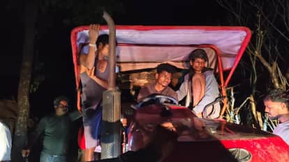 Forest department seized illegal wood along with tractor-trolley in Kabirdham