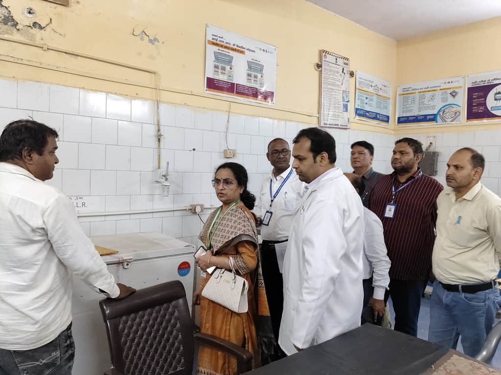 सीएचसी परतावल का निरीक्षण करतीं निदेशक।  