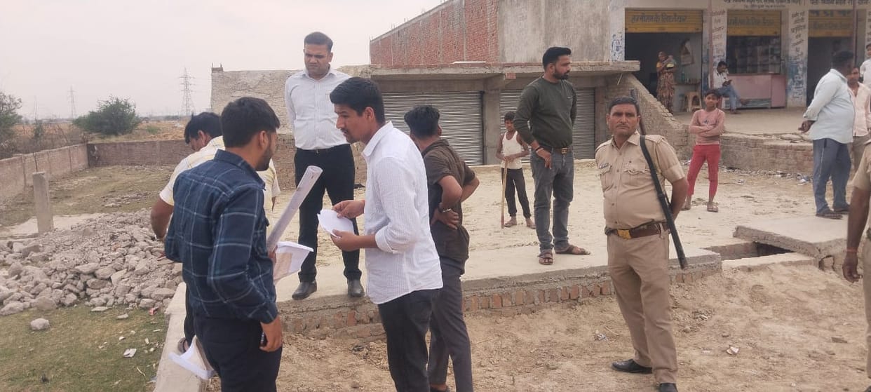 A case has been registered against the accused Ajay's paternal uncle, father, and their four accomplices for land grabbing.