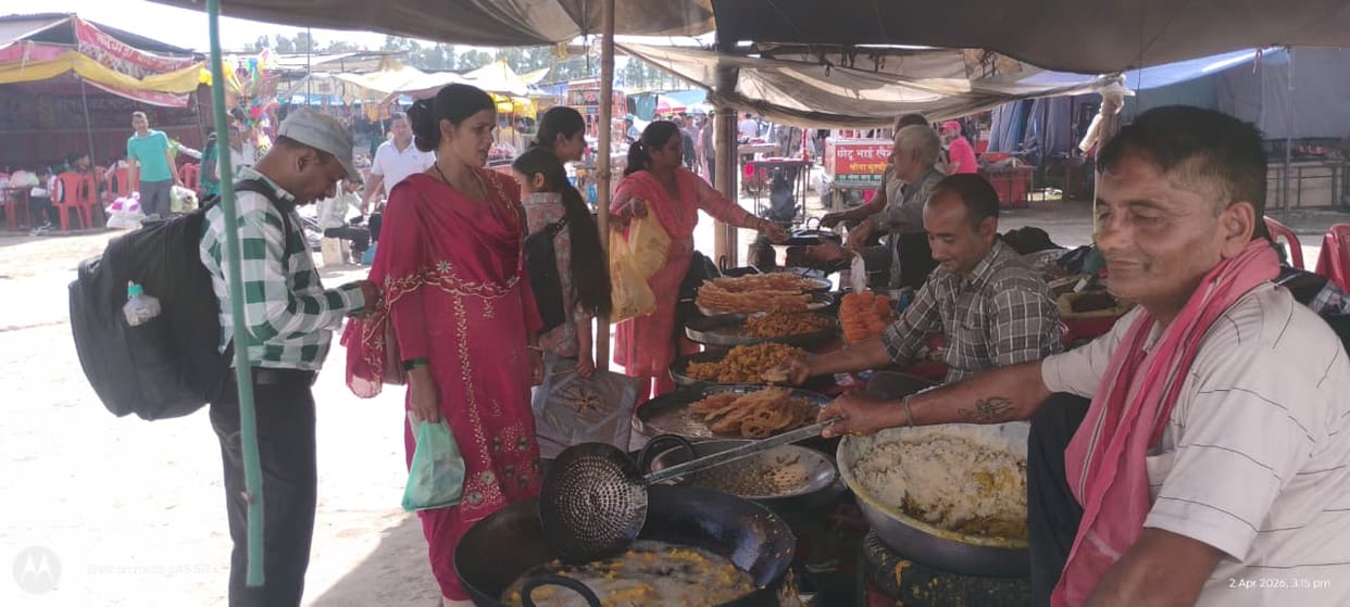 Shopkeepers reduced the price of jalebi at the Sujanpur Holi fair, drawing huge crowds.
