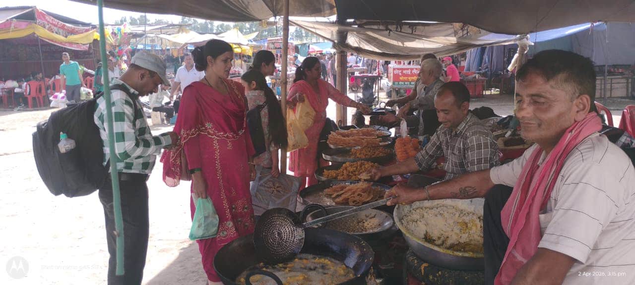 सुजानपुर मेले में जलेबी की दुकान पर खरीदारी करते हुए ग्राहक। संवाद