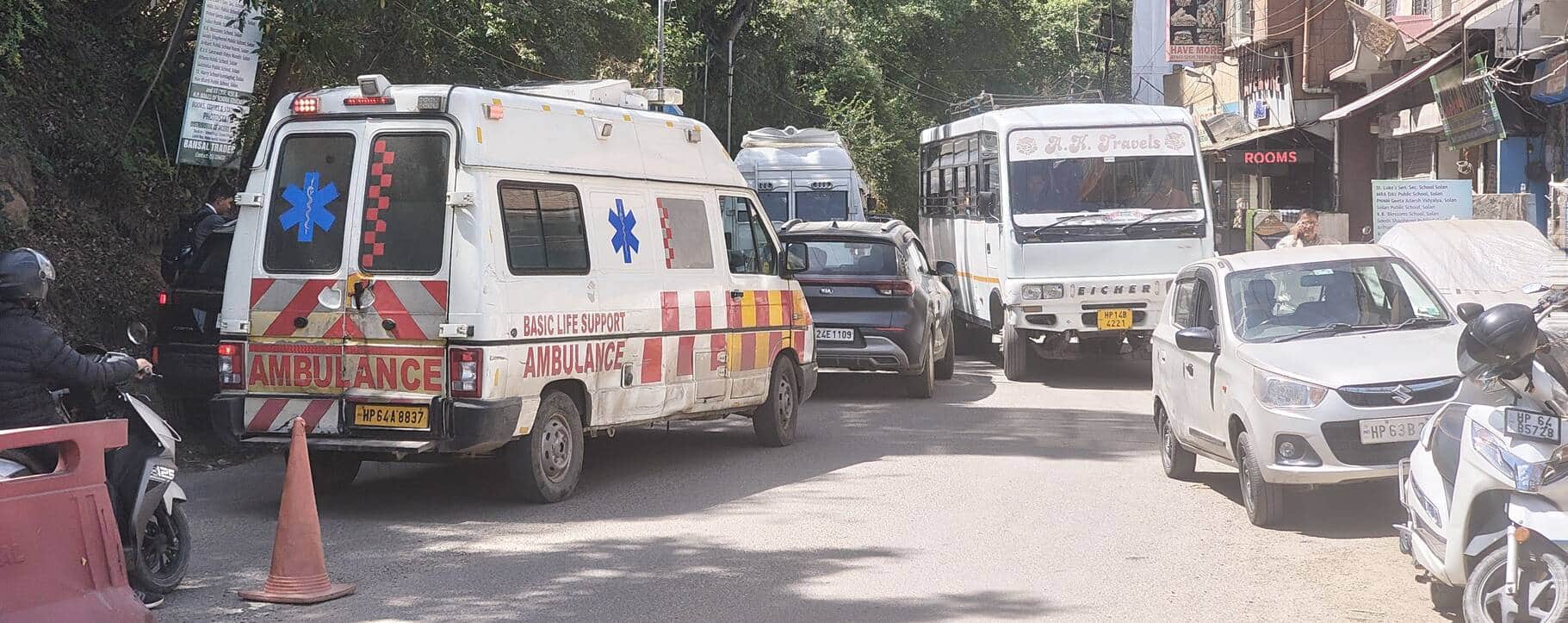 सोलन-चंबाघाट रोड पर निजी स्कूल के बाहर अवैध पार्किंग पर खड़े वाहनों के कारण लगे जाम में फंसी ए